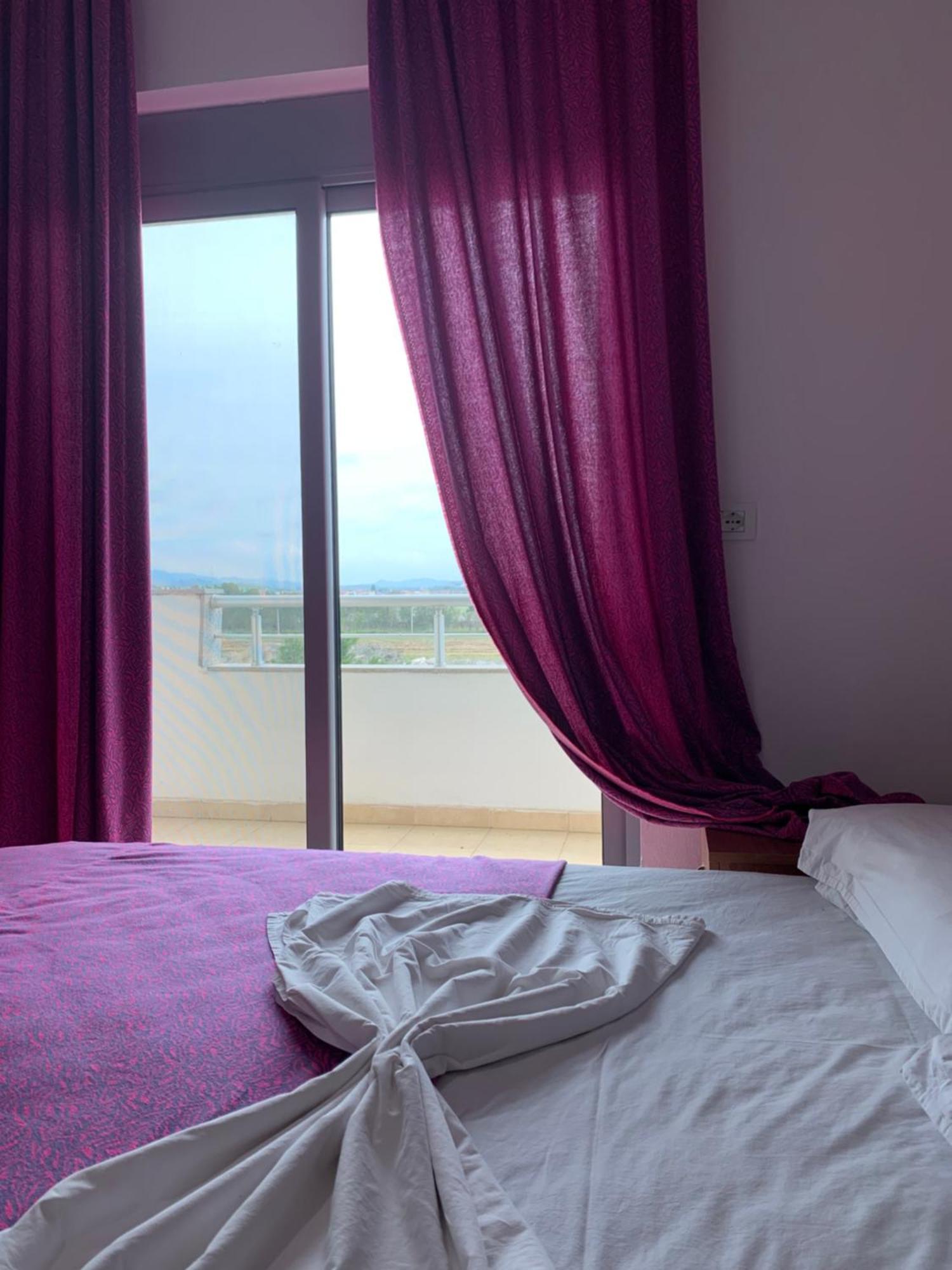 Risus Hotel Golem  Esterno foto