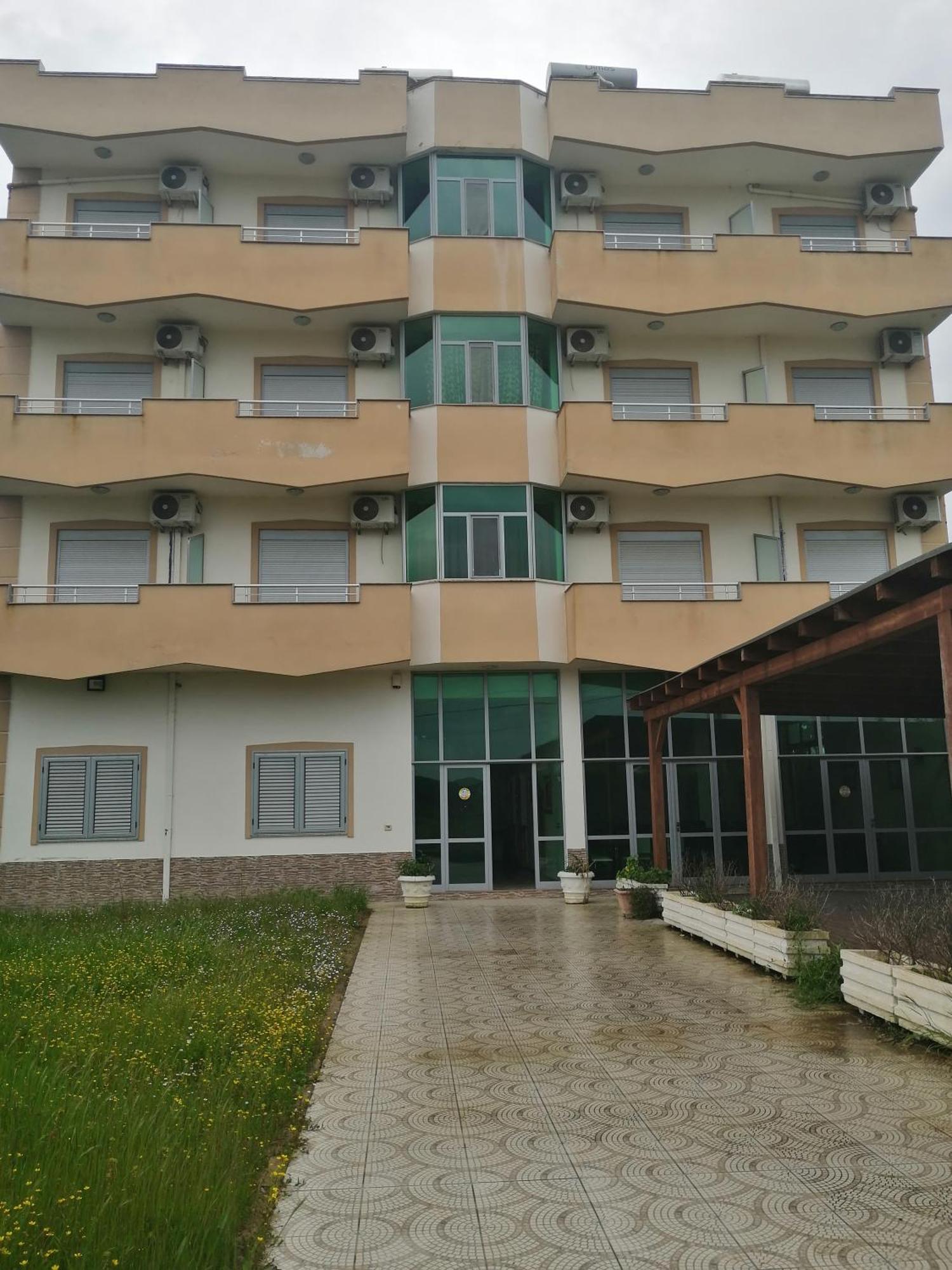 Risus Hotel Golem  Esterno foto