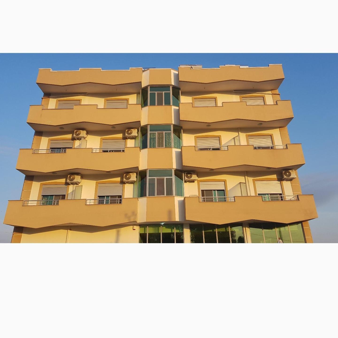 Risus Hotel Golem  Esterno foto