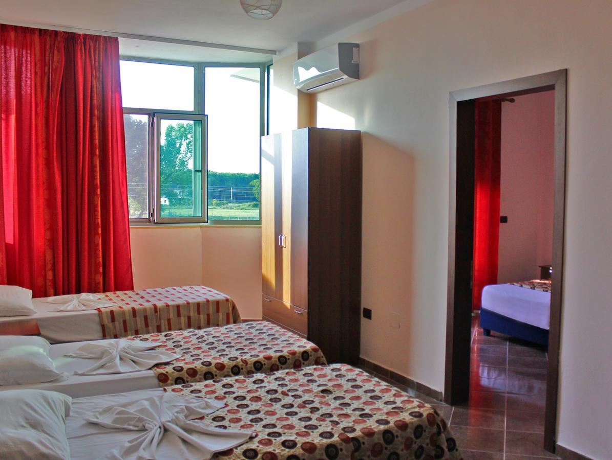 Risus Hotel Golem  Esterno foto