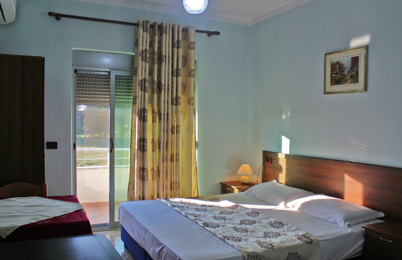 Risus Hotel Golem  Esterno foto