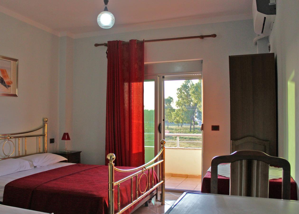 Risus Hotel Golem  Esterno foto