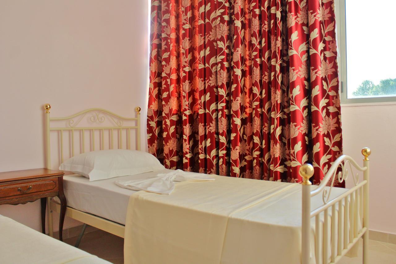 Risus Hotel Golem  Esterno foto