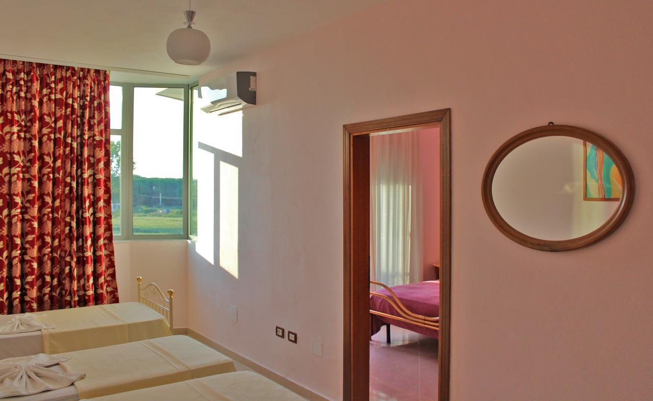 Risus Hotel Golem  Esterno foto