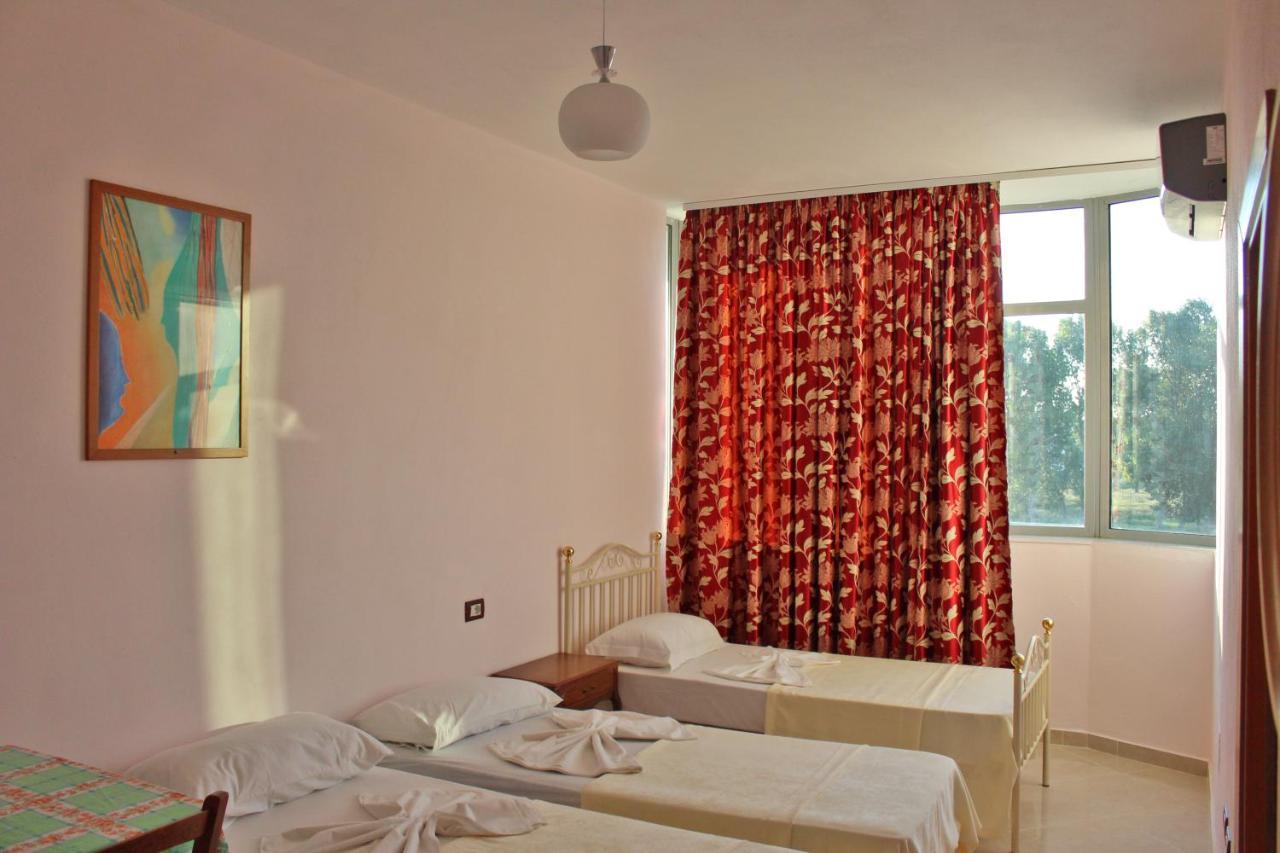 Risus Hotel Golem  Esterno foto