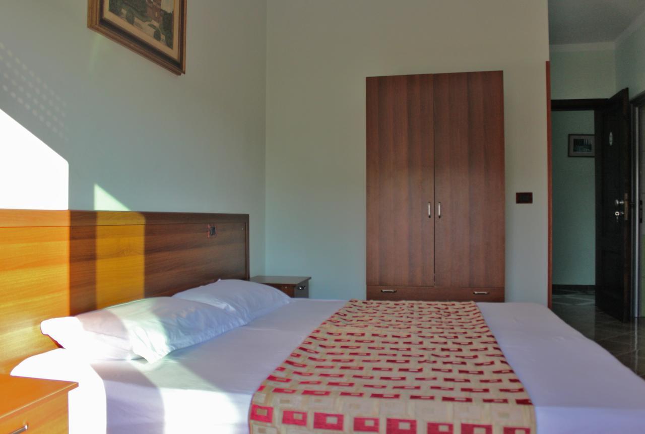 Risus Hotel Golem  Esterno foto