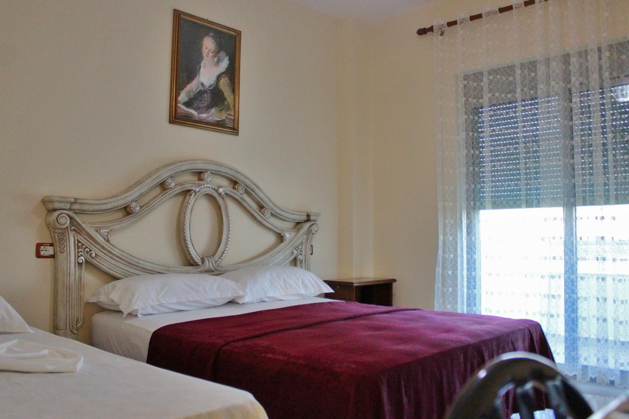 Risus Hotel Golem  Esterno foto