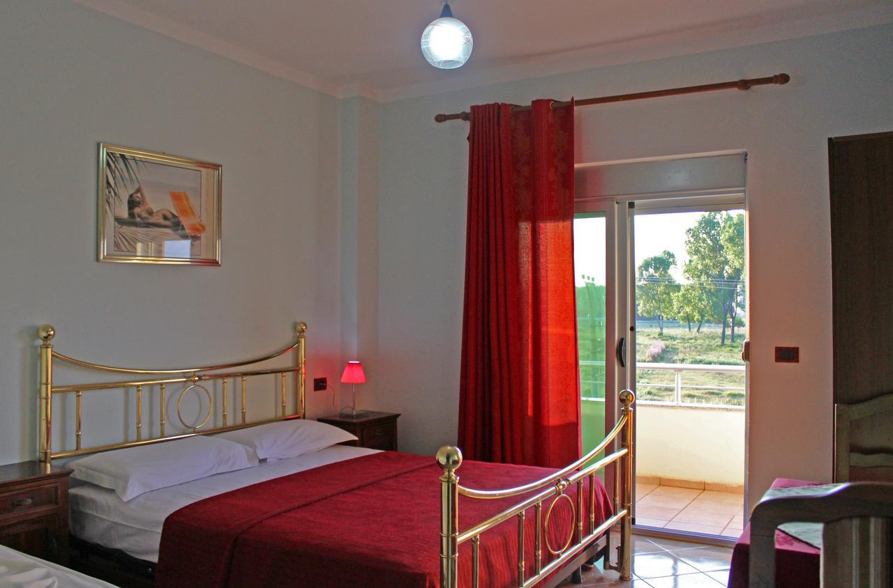 Risus Hotel Golem  Esterno foto