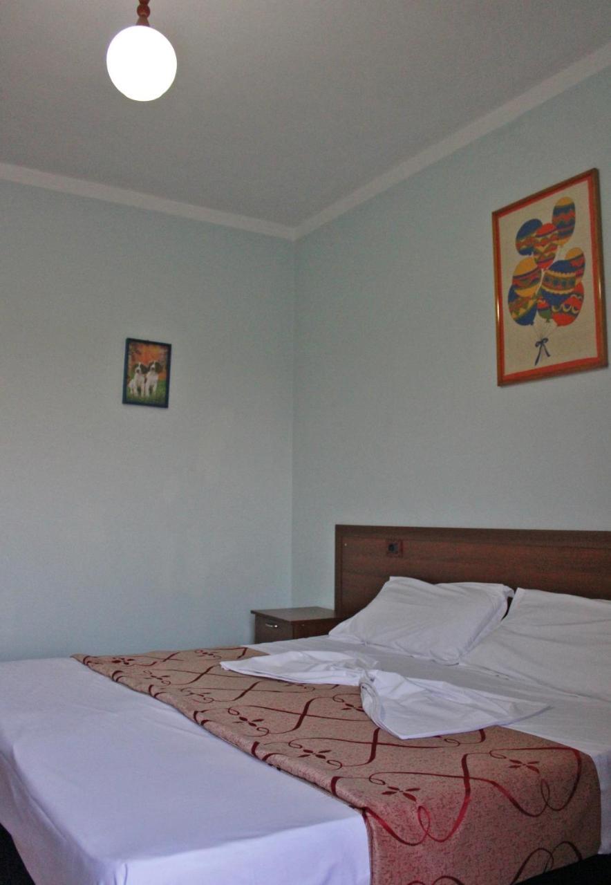 Risus Hotel Golem  Esterno foto