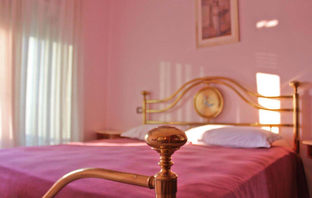 Risus Hotel Golem  Esterno foto